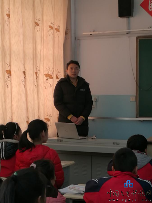 中国传媒大学博士生邵将在上书法课