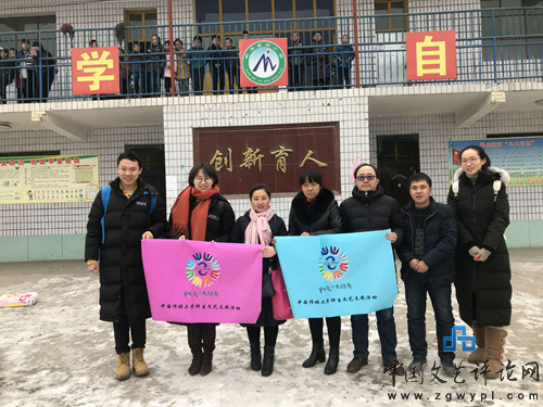 中国传媒大学师生在前马家村小学捐书、支教